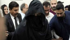 190 ملین پاؤنڈ کیس میں سزا: بشریٰ بی بی کو کمرہ عدالت سے تحویل میں لے لیا گیا