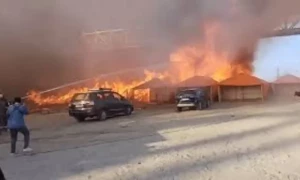 بھارت : کمبھ میلے میں آگ لگنے سے متعدد خیمے جل کر خاکستر