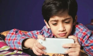 بچوں کیلئے اسکرین ٹائم کس قدر خطرناک ہے؟