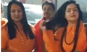 معروف بھارتی اداکارہ دنیا داری چھوڑ کر ہندو پنڈت بن گئیں