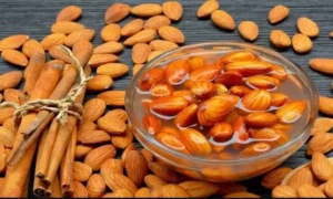 بھیگے بادام چھلکوں سمیت کھانے چاہئیں یا چھلکے اتار کر؟