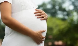 ماں بننے کی راہ پر گامزن خواتین کو دن میں کتنا پانی پینا چاہئیے؟