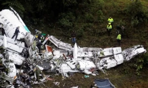 Homes on fire as small plane crashes in Philadelphia