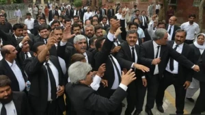 وکلا برادری کا دوسرے صوبوں سے لائے ججز کو واپس بھیجنے کا مطالبہ