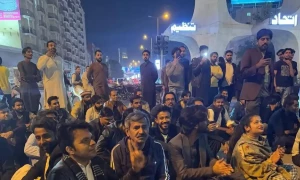 وکیل پر مقدمے کا معاملہ : حیدر آباد کے بعد کراچی میں بھی وکلا احتجاج شروع