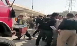 کراچی والوں نے ہیوی ٹریفک کے خلاف ازخود محاذ سنبھال لیا، ڈمپرز اور ٹینکرز روکنا شروع کردیئے