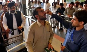 پاکستان سے سعودی عرب جانیوالے عمرہ زائرین کے لیے پولیو ویکسین لازمی قرار