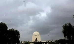 کراچی میں کالی گھٹاؤں کا راج، موسم خوشگوار مگر فضائی آلودگی خطرناک سطح پر