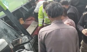 چکوال: موٹروے پر مسافر بس کھائی میں جاگری، 8 افراد جاں بحق