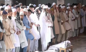 کراچی؛ ملیر میں دلخراش ٹریفک حادثے میں جاں بحق میاں بیوی اور نومولود آہوں اور سسکیوں کیساتھ سپردخاک