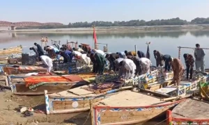 دریائے سندھ پر نہروں کیخلاف شہریوں کا انوکھا احتجاج، کشتیوں میں نمازِ عید ادا