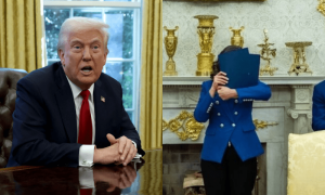 امریکی ریاست مشی گن کی خاتون گورنر نے ٹرمپ کی گفتگو کے دوران چہرہ کیوں چھپایا؟