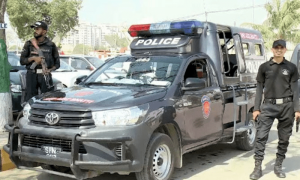کراچی میں ڈکیتی کی کوشش ناکام؛ مبینہ پولیس مقابلے میں 4 ملزمان زخمی حالت میں گرفتار