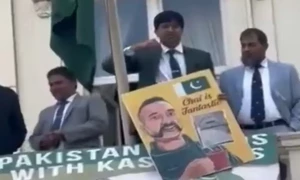 لندن: پاکستانی اتاشی کے ایک اشارے سے بھارتی مظاہرین کو سانپ سونگھ گیا، بھارت میں واویلا