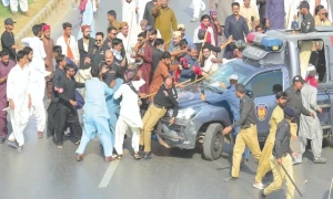 خیرپور اور کراچی میں دھرنے شدت اختیار کرگئے، مظاہرین اور وکلاء کا پولیس سے تصادم، متعدد گرفتار