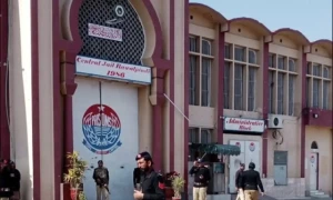 عدالتی حکم کے باوجود عمران خان سے بہنوں، رہنماؤں اور وکلا کی ملاقات آج بھی نہ ہوسکی