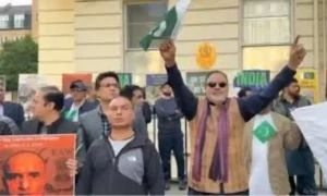 لندن میں بھارتی ہائی کمیشن کے باہر پاکستانیوں کا بڑا احتجاجی مظاہرہ