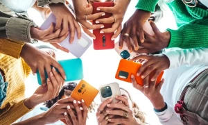 جین زی میں نیا نفسیاتی مسئلہ، نوجوان روبرو گفتگو سے کیوں کترا رہے ہیں؟
