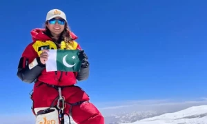 پاکستانی کوہ پیما نائلہ کیانی نے دنیا کی تیسری بلند ترین چوٹی سر کرلی