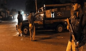 کراچی: پولیس اہلکاروں کے سامنے شہریوں سے ملزمان کی لوٹ مار کی ویڈیو وائرل