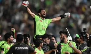 دس گھنٹے کی فلائٹ، دس منٹ پہلے میدان میں ـــ تھکے ہوئے سکندر رضا نے قلندرز کو چیمپئن بنا دیا