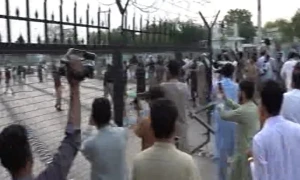 خیبرپختونخوا اسمبلی کے باہر پیپلزپارٹی کا احتجاج، پی ٹی آئی کے کیمپ کو آگ لگا دی