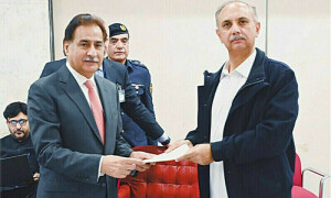 اسپیکر قومی اسمبلی نے عمر ایوب کی نااہلی کیلئے ریفرنس الیکشن کمیشن کو بھیج دیا