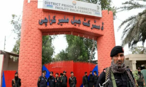 ملیر جیل واقعہ: قیدیوں نے اہلکاروں سے ایس ایم جیز چھین کر اندھا دھند فائرنگ کی، تفتیشی ذرائع
