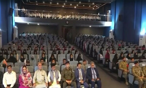اعلیٰ عسکری حکام کا مختلف جامعات کا دورہ، طلبہ و اساتذہ سے ملاقاتیں، قومی ترقی اور سوشل میڈیا کے مثبت استعمال پر زور