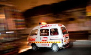 کراچی: تیز رفتار ڈمپر ڈبل کیبن گاڑی پر الٹ گیا، خاتون اور بچی جاں بحق