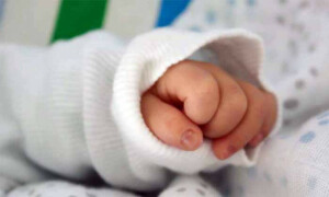 کراچی:ظلم کی انتہا، باپ نے 10 ماہ کے بیٹے کو چولہے پر رکھ کر جھلسا دیا