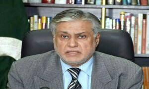 اسحاق ڈار پاک-امارات وزارتی کمیشن اجلاس میں شرکت کے لیے یو اے ای پہنچ گئے
