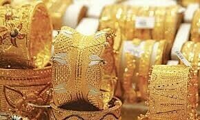 Gold prices maintain downward trend in local and global markets