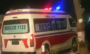 کراچی: سپر ہائی وے پر تیز رفتار ایمبولینس کھائی میں جاگری، ایک شخص جاں بحق، 3 زخمی