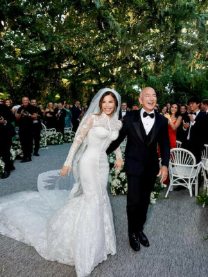 Newlyweds Bezos and Sanchez gear up for final party at Venice gala