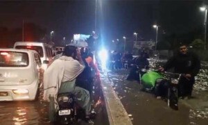 کراچی میں بارش سے نشیبی علاقے زیرِ آب، سڑکوں پر پانی جمع، ٹریفک کا نظام متاثر
