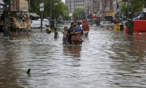 مون سون کی پہلی بارش میں کراچی کا بُرا حال، کئی سڑکیں اور علاقے زیر آب