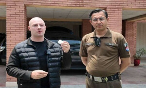 برطانوی یوٹیوبر اپنے کھوئے ہوئے ایئرپوڈز واپس لینے پاکستان پہنچ گیا، پولیس کا بھرپور تعاون