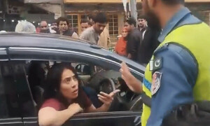 مری: نشے میں دھت خاتون ڈرائیور کی پولیس اہلکار سے تلخ کلامی کی ویڈیو وائرل
