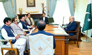 خیبرپختونخوا حکومت گرانے کی خبریں، وزیر اعظم کی گورنر اور ایمل ولی سے اہم ملاقاتیں
