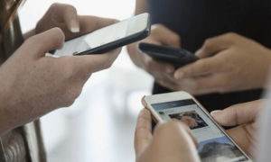 CM Punjab bans mobile phone use by doctors, nurses in public hospitals