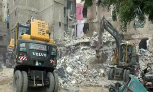 Lyari building collapse leaves rickshaw drivers, residents stranded