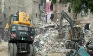 لیاری میں مخدوش عمارتیں گرانے کا آغاز، خواب ملبے تلے دفن، نم آنکھوں سے رہائشیوں کا الوداع