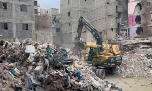 کراچی کے علاقے لیاری میں مخدوش عمارت کو گرانے کا عمل جاری، ملحقہ عمارت سیل
