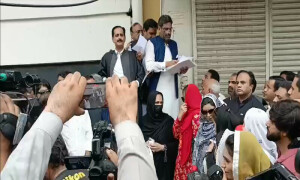 پنجاب اسمبلی: معطل ارکان کیخلاف نااہلی ریفرنسز پر کارروائی شروع، اپوزیشن نے ایوان کے باہر اپنی اسمبلی لگا لی
