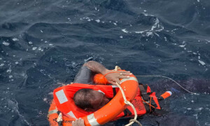 Rescuers rescue four more crew members from Houthi-struck ship in Red Sea