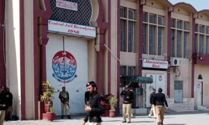عمران خان سے ملاقات کیلئے آئے پی ٹی آئی رہنماؤں کو اجازت نہ مل سکی
