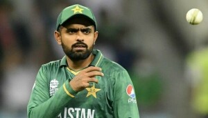 قومی ٹیم کے ہیڈ کوچ نے بابر اعظم کے ٹیم میں کھیلنے سے متعلق اہم بیان دے دیا