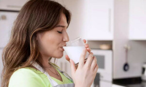 کیا سونے سے پہلے دودھ پینا فائدہ مند ہے؟ بہترین وقت کیا ہے؟