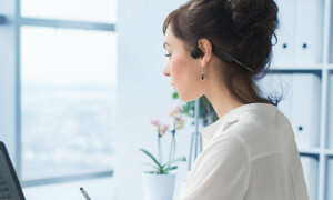 ایئرفونز لگا کر کام کرنے والوں کیلئے بری خبر، نقصان جان کر آپ کبھی ایسا نہیں کریں گے